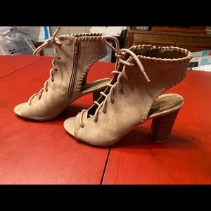 Celebrity & Pine beige ankle heels 7.5